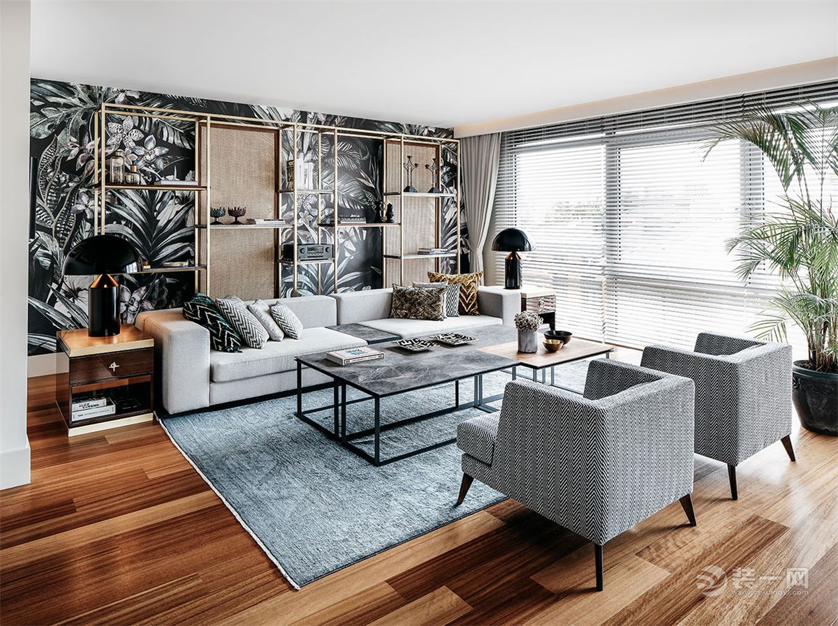 深圳装修公司认为这样的设计非常值得借鉴,灰色的亚麻布艺沙发搭配